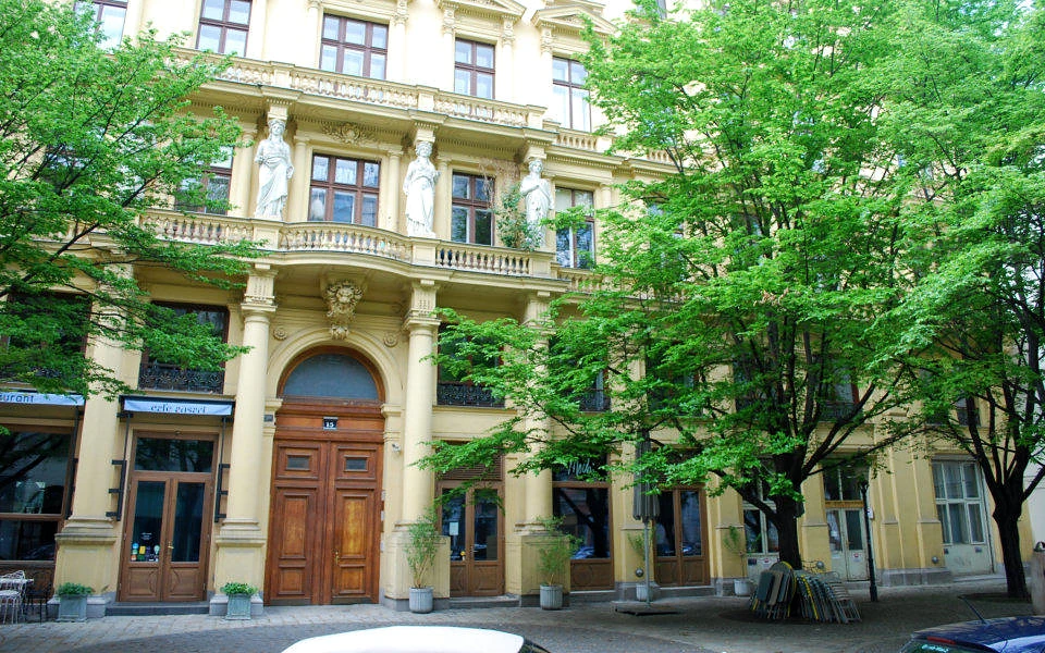 Historische Fassade der Praxisadresse Praterstraße 15 in Wien