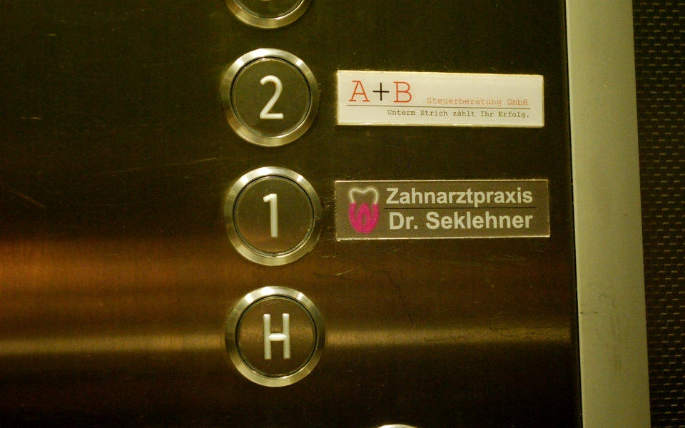 Hinweis zur Zahnarztpraxis am Aufzug